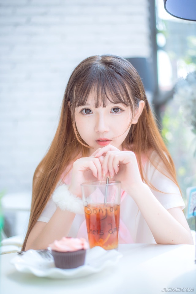 “喏！”邓贤郑重一礼，看向庞统道：“只是如今我军粮草堪忧，不知先生准备如何做？”